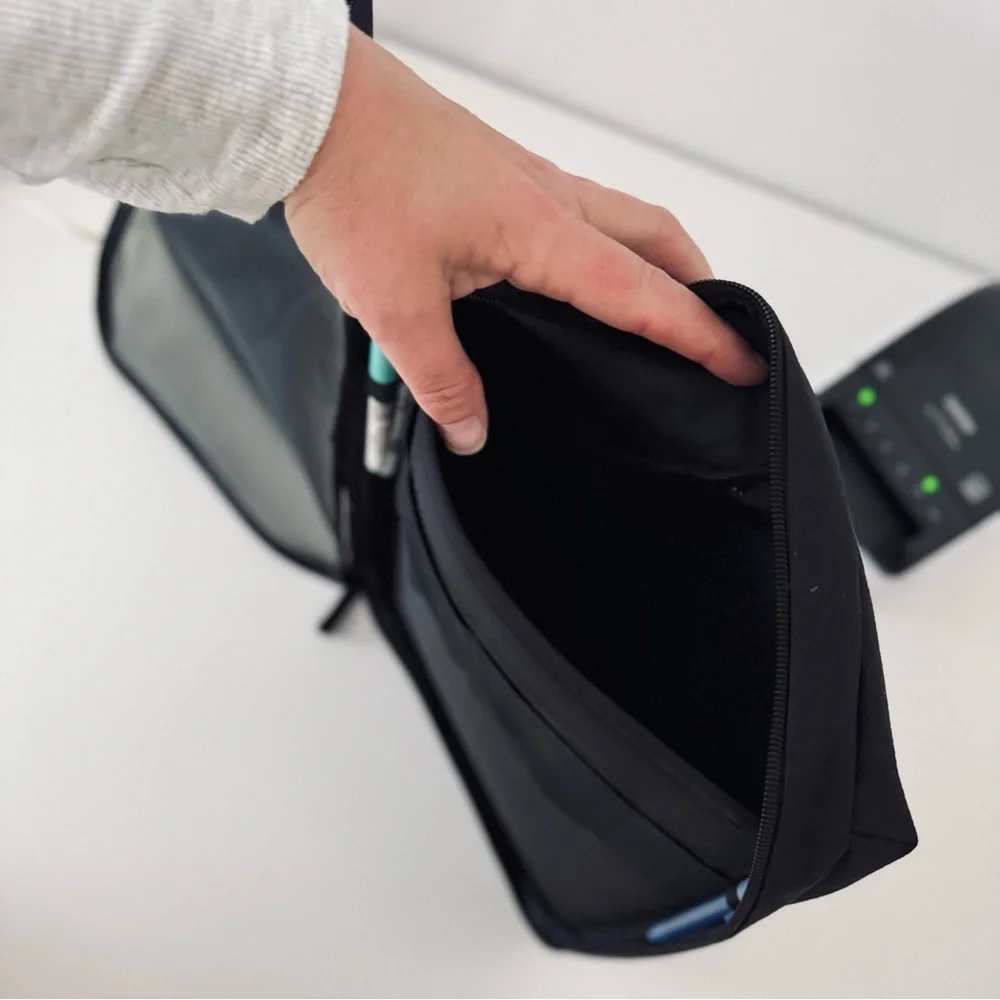Black Lightweight Expandable Laptop Bag for 15
